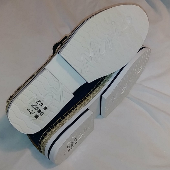 Beautiful NAVY perforated Flats w Lace Up Closure - Picture 5 of 10